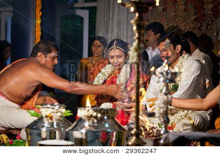 CHENNAI, Indien - AUGUST 29: Indisk (tamilske) traditionelle bryllupsceremoni den 29 August 2010 i Betina