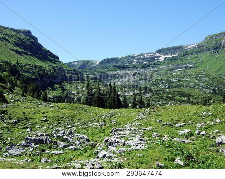 Alpine Peak Chäserrugg (chaserrugg Or Chaeserrugg) In The Alviergruppe Mountain Range - Canton Of St