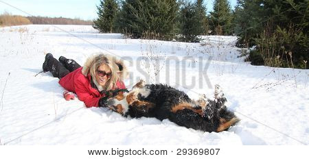 Donna accarezza il suo cane nella neve