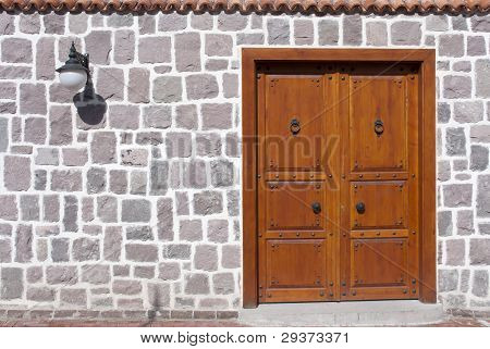 Tradycyjne drzwi jako tło