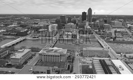 The Des Moines River Travel Thru The Middle Of The State Capital City With The Same Name In Iowa