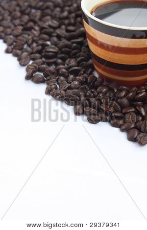 kaffekopp och kaffebönor