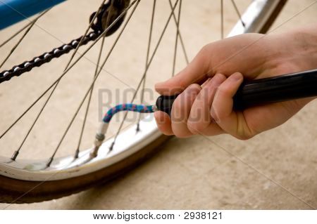 Gonfiare il pneumatico di una bicicletta