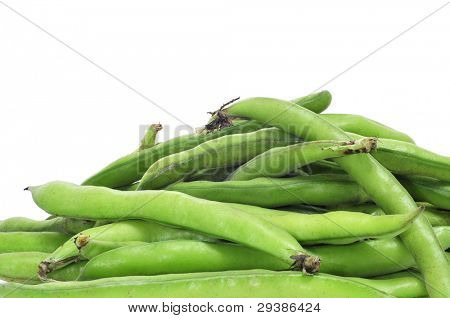 en bunke af broad bean bælg på en hvid baggrund