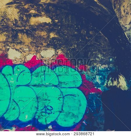 Arte De Rua Expressa Em Um Túnel