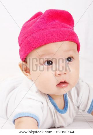 เด็กน่ารักสวมหมวกสีชมพู