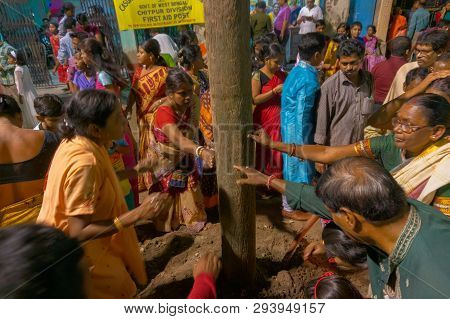 Howrah,west Bengal, India - April 15th, 2018 : Devotees Praying To Wood - During Gajan And Charak Pu