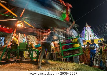 Howrah,west Bengal,india -april 15th, 2018 : Children Are Riding On Nagordola- A Traditional Amuseme