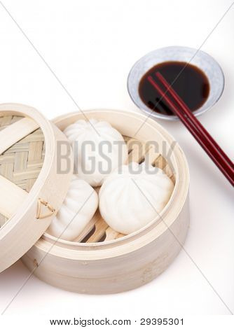 蒸的包子和酱汁酱油