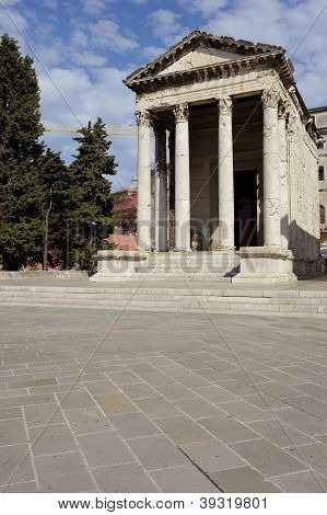 Templet af Augustus (Pula)