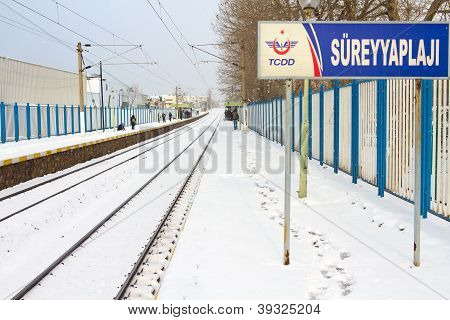 Railway Platform i sne