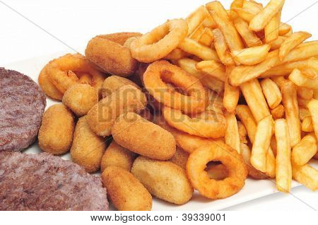 bakke med opfedning mad som burgere, croquettes, calamares og pommes frites
