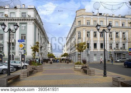Rostov-on-don, Russia-oktober 24, 2020: Autumn Has Come To The City. Citizens Walk On Soborny Lane
