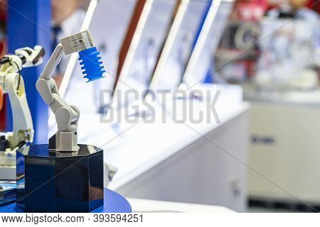 Model Automatic Robot With Vacuum Or Suction Cup For Pick & Place Transportation Material Goods Or P