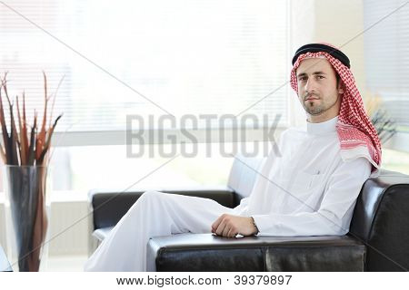 Arabisk voksne sidder på kontor