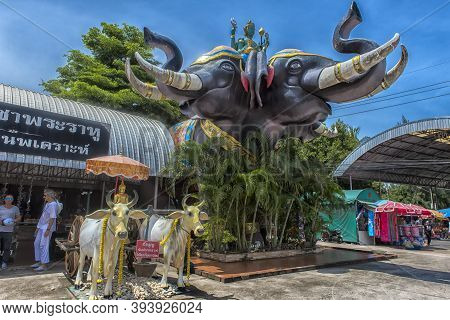 Thailand, Chachoengsao 16,08,2019 At Wat Saman Rattanaram In Chachoengsao, There Is A Giant Reclinin