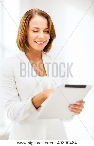 Office, iş, teknoloji ve internet kavramı - iş kadını ofiste tablet pc ile