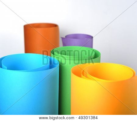 Farbige in weißem Papier gerollt