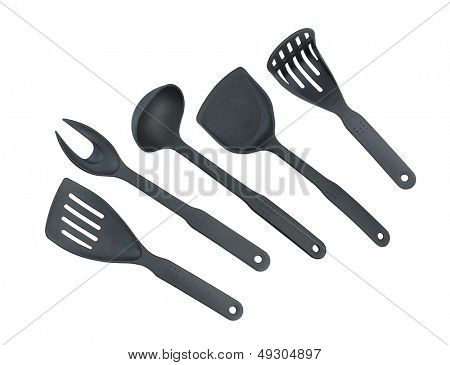 เครื่องครัวพลาสติกสีดำในพื้นหลังสีขาว