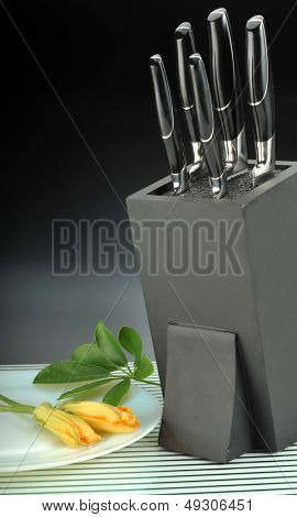 Coltelli kit su uno sfondo scuro