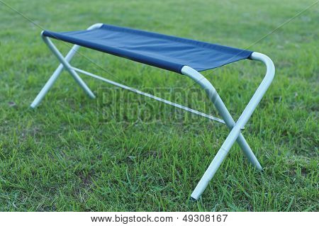 เก้าอี้พับในพื้นสนามหญ้า