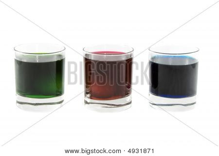 Tre bicchieri con cocktail variopinti isolato su sfondo bianco