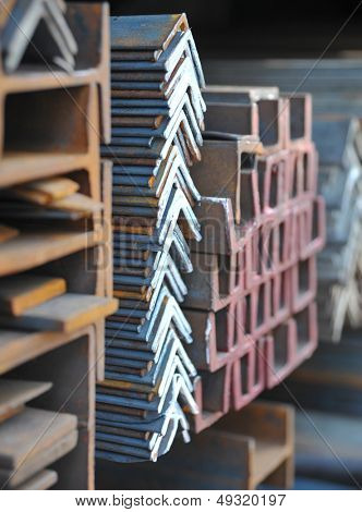 Metallrohre und Winkel-Eisen-stack