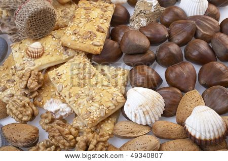 glanzende kastanjes, amandelen, kernel, crackers en schelpen