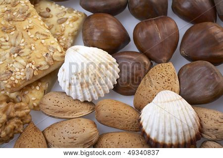 glanzende kastanjes, amandelen, kernel, crackers en schelpen