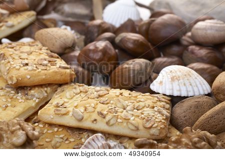 glanzende kastanjes, amandelen, kernel, crackers en schelpen