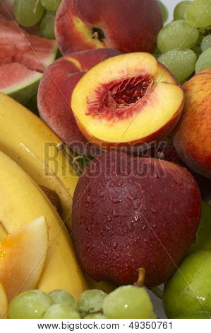 Gran variedad de frutas frescas y verduras, agua gotas visibles al 100 %