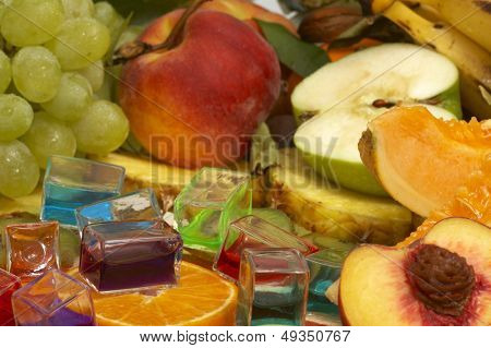 Gran variedad de frutas frescas y verduras, agua gotas visibles al 100 %