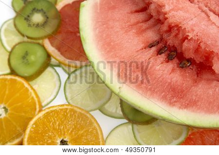 Primer plano de un limón, melón, kiwi y uvas