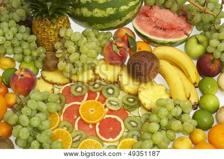 Gran variedad de frutas frescas y verduras, agua gotas visibles al 100 %