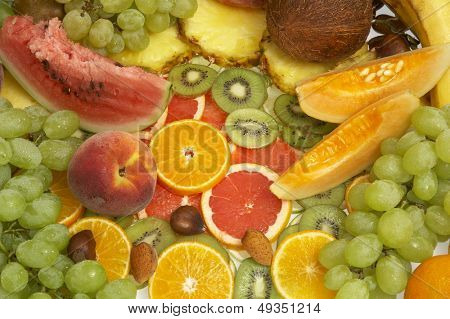 Gran variedad de frutas frescas y verduras, agua gotas visibles al 100 %