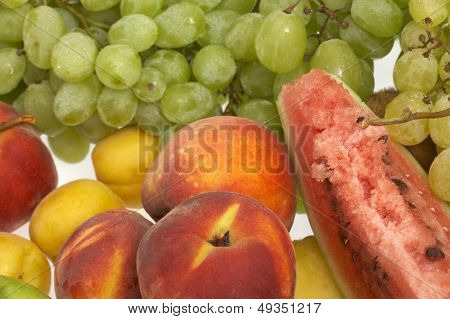 Gran variedad de frutas frescas y verduras, agua gotas visibles al 100 %