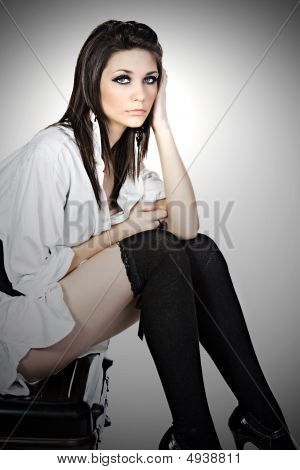Tir d'un adolescent fugueur, assise sur sa valise