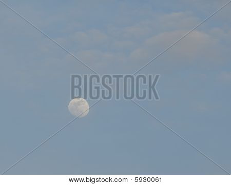 Mond während Tageslicht