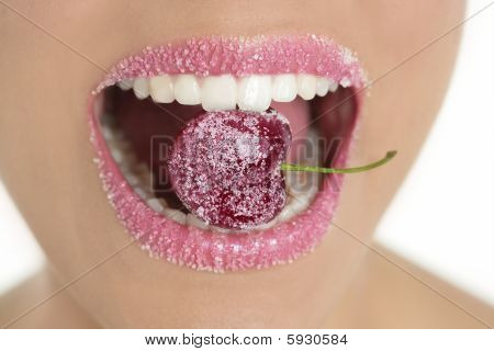 Cherry s cukrem v ústech zuby žena