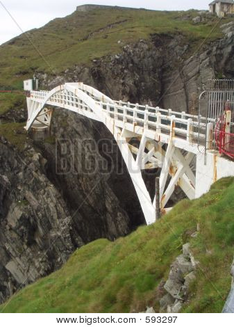 Mizen Head most klenout se nad útesy