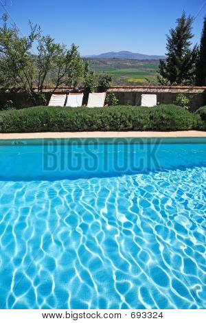 Luxushotel rustikal und Swimming Pool In Countryside