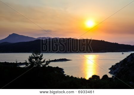 Vackra solnedgången över Egeiska havet