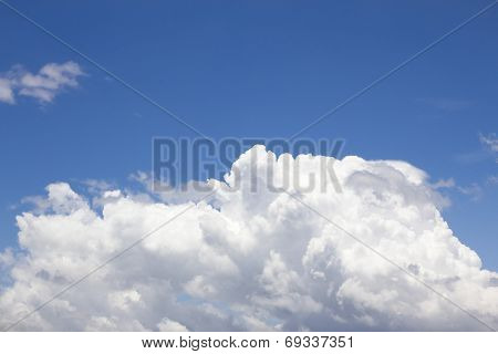 clouds in the blue sky