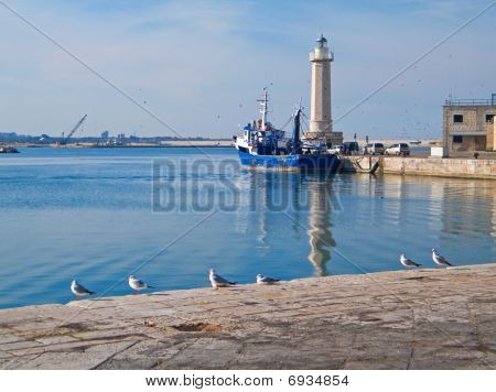 Vista del paisaje del puerto turístico de Molfetta.