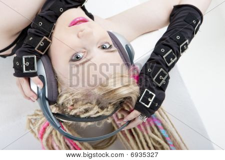 jeune femme avec des dreadlocks