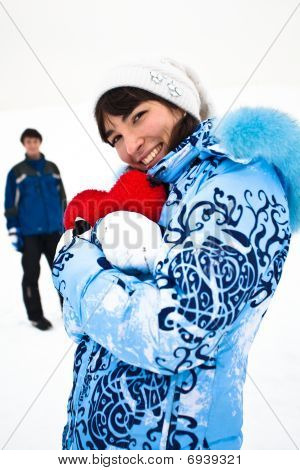 Sorridente ragazza In blu Embrase cuore