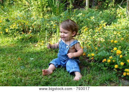 Boy playing außerhalb in blauen overalls