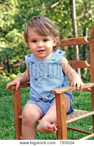 cute Kid alten Stuhl