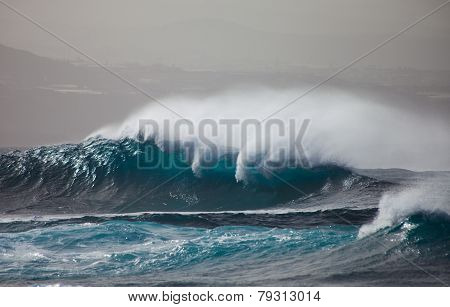 Ocean Waves Breaking