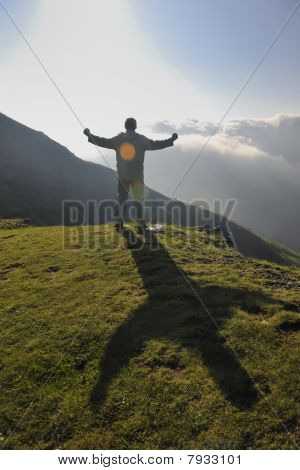 frische Sonnenaufgang am Berg